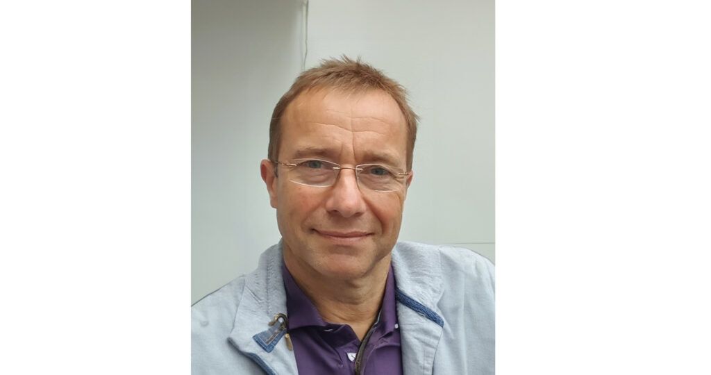 Man wearing a pair of rimless Finelight frames