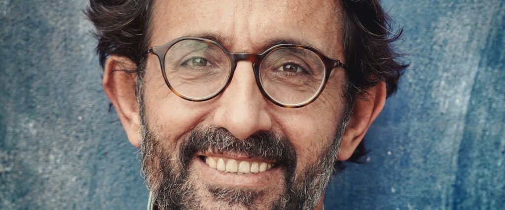 Older man with beard wearing round tortoisehell varifocal frames